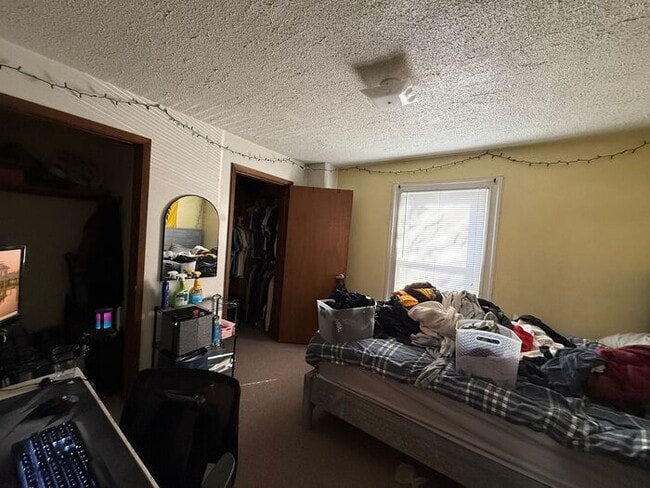 Building Photo - $2,700 | 4 Bedroom, 2 Bathroom Duplex | NO...