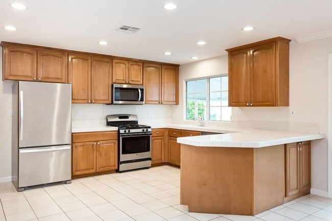 Building Photo - Traditional Single Family with Spacious Yard!