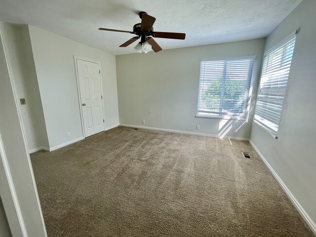 Building Photo - 134 Lakeview Dr