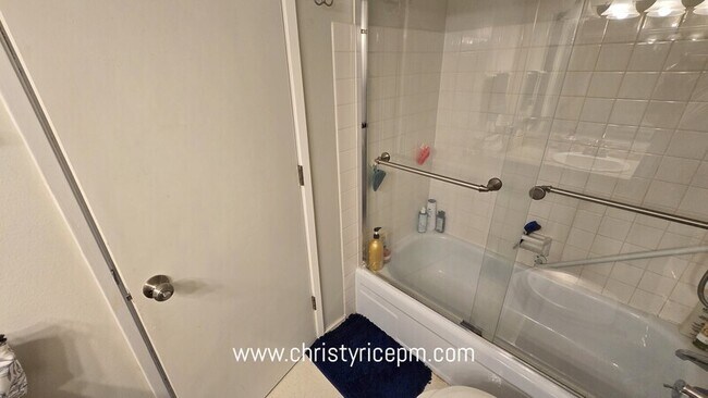 Building Photo - 11010 NE 68th St