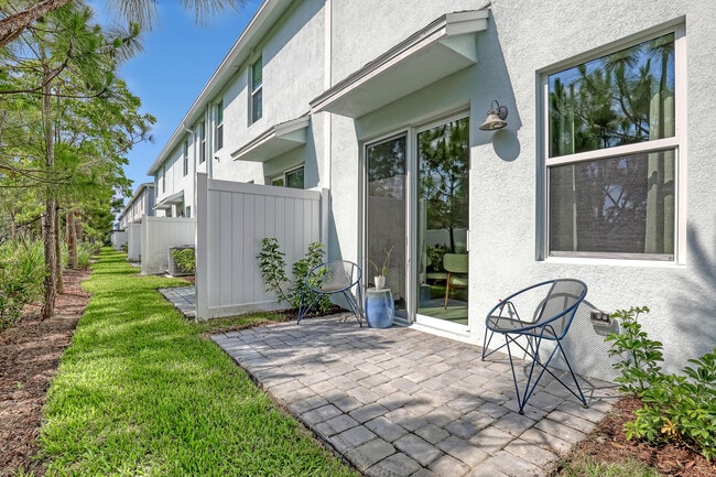 Building Photo - 5648 SE Edgewater Cir
