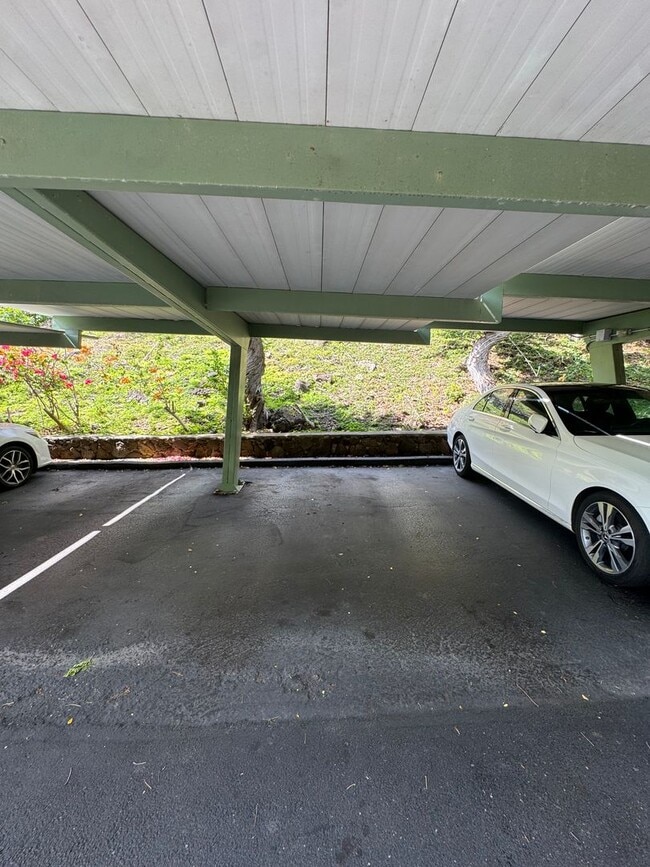 Building Photo - 3 BED, 2 BATH, 2 Parking with AC- Kalani I...