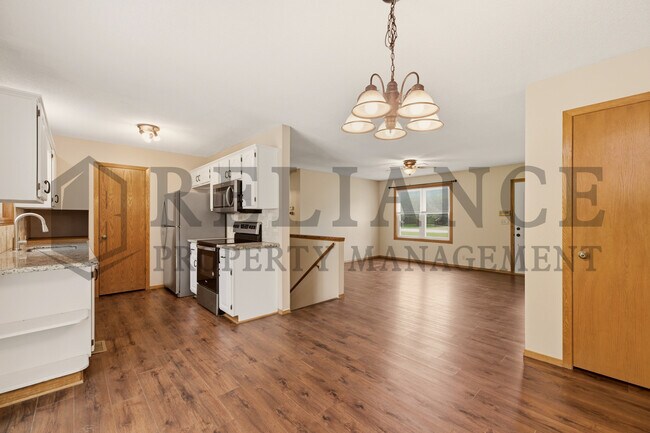 Building Photo - 516 N Lakeside Dr