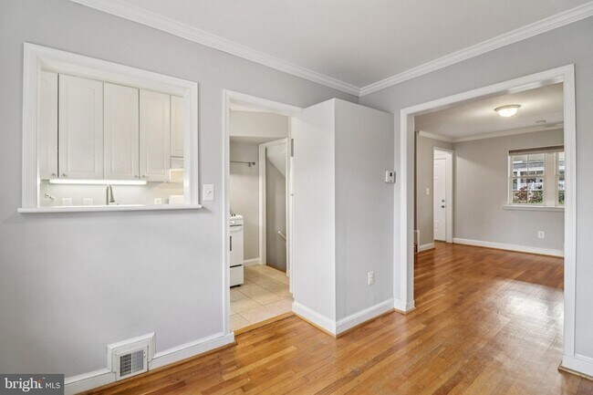 Building Photo - 250 Lynhaven Dr