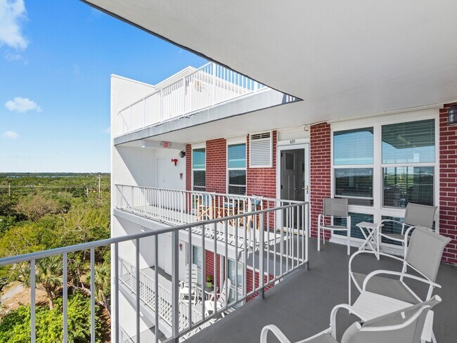 Building Photo - 935 E Causeway Blvd