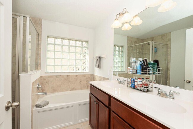 Building Photo - 9756 Palm Breezes Dr