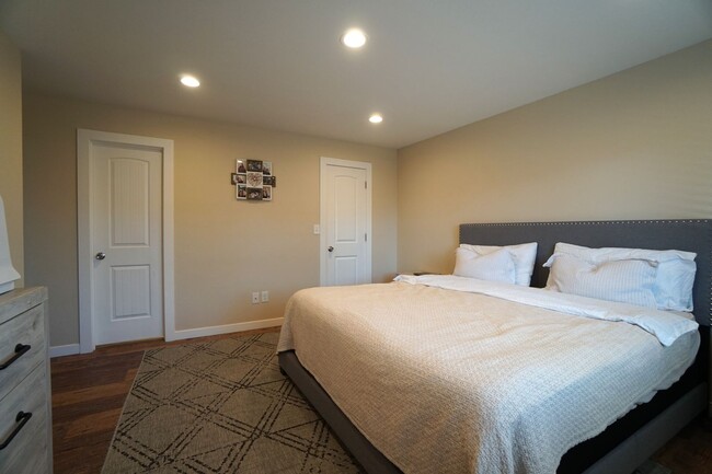 Building Photo - 7980 Camfield Cir