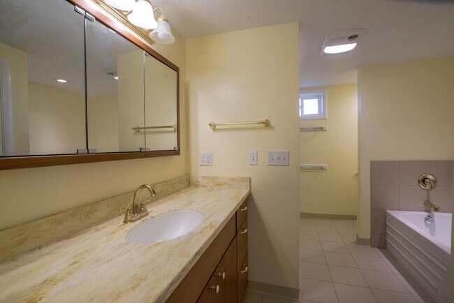 Building Photo - PENDING APPLICATION- Spacious 4 Bedroom on...