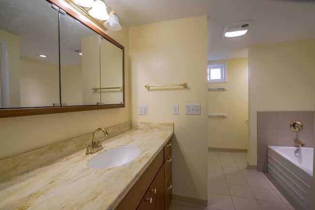Building Photo - Spacious 4 Bedroom on Upriver Drive