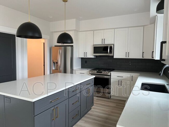 Building Photo - 1570 Farmview Ter