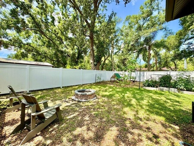 Building Photo - 8424 N Packwood Ave