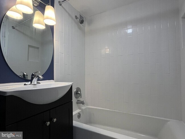 Building Photo - 1260 21st St NW