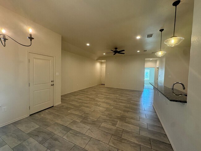 Building Photo - 3Bed/ 2Bath Available Now- in Lubbock coop...