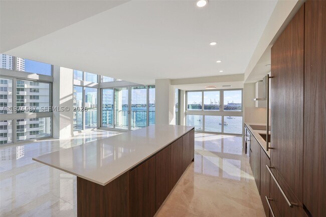 Building Photo - 1500 Bay Dr E