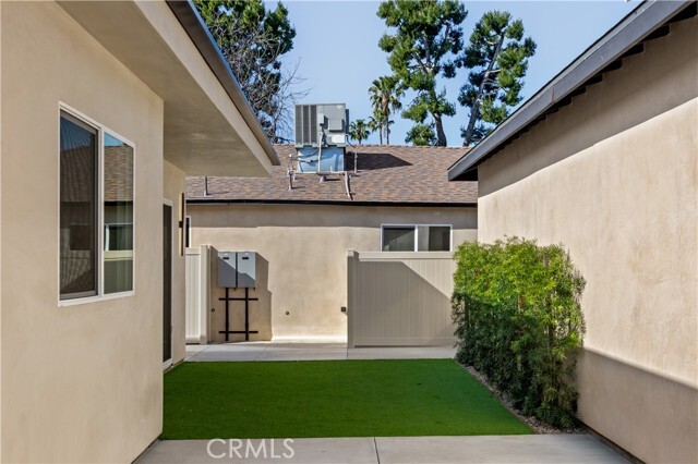 Building Photo - 6948 Amestoy Ave