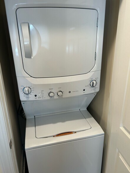 Building Photo - 1033 W Bridge St