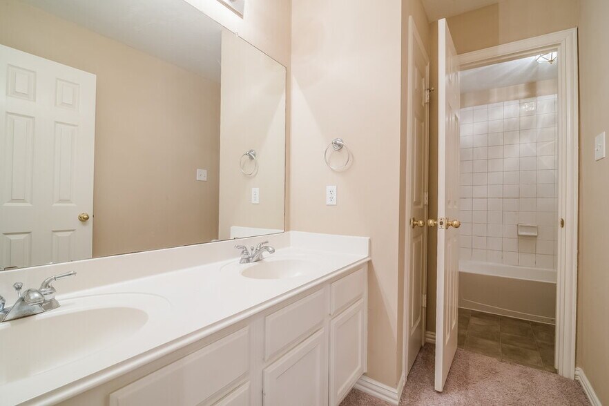 Building Photo - 11 Crest Gate