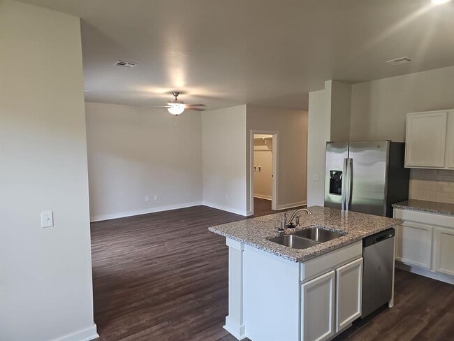 Building Photo - 812 Stella Trl