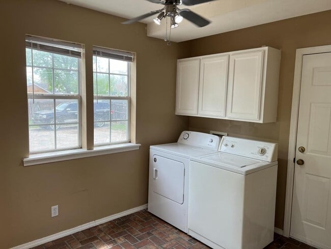 Building Photo - 814.5 East Dr