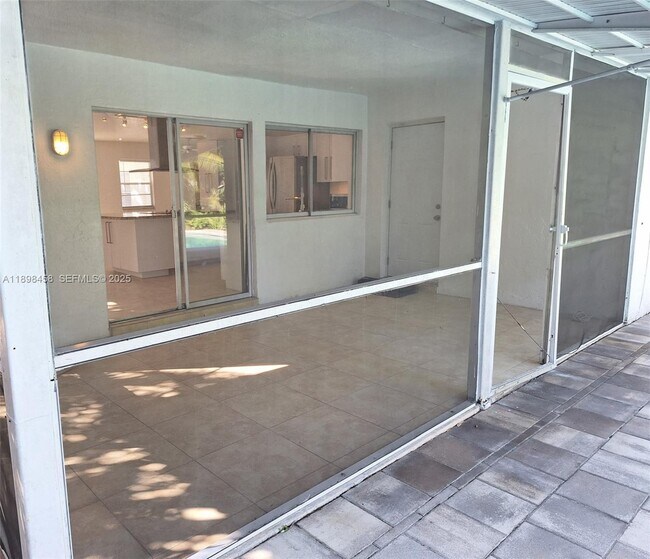 Building Photo - 1575 NE 38th St