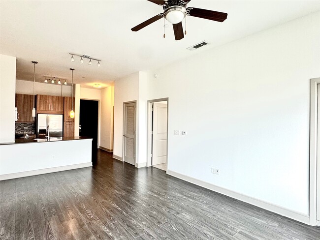 Building Photo - 2111 Westheimer Rd