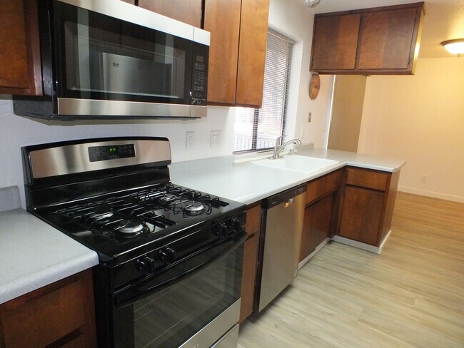 Building Photo - 5680 Azalea Cir