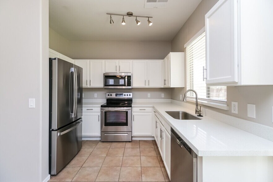 Building Photo - 1691 S Portland Ct