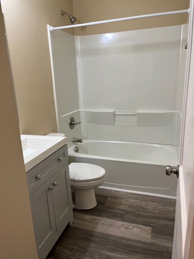 Building Photo - 3 Bedroom | 2 Bath | 1,098 Sq Ft | Updated Interior