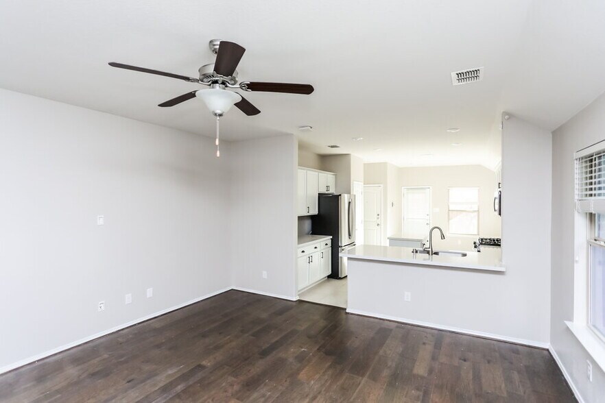 Building Photo - 8473 Blue Violet Trl