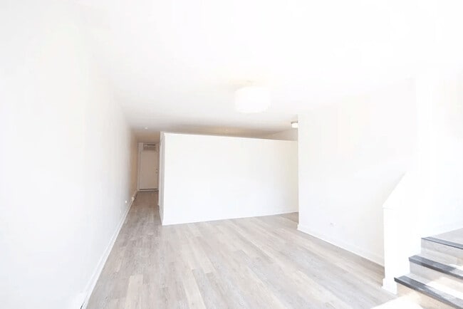 Building Photo - 946 W Montrose Ave