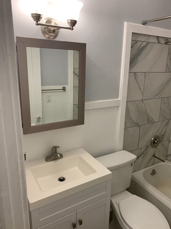 Building Photo - Student-Friendly 1-Bedroom Apartment | Heat & Hot Water Included | Steps from Center Square