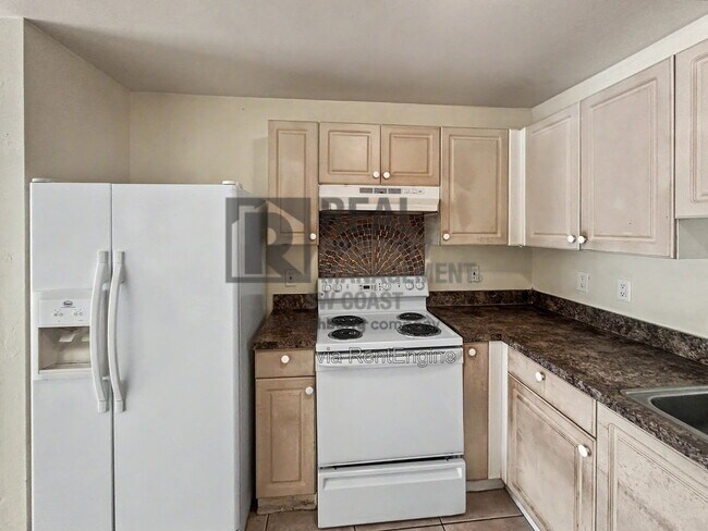 Building Photo - 910 East 12th Street