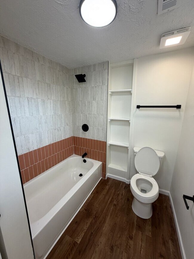 Building Photo - Charming 3/2 in Columbus