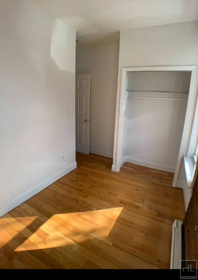 Building Photo - COZY AND SUNNY 3 BEDROOM ADELPHI STREET/FO...