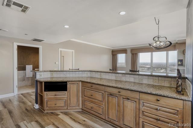 Building Photo - 400 E 3rd Ave