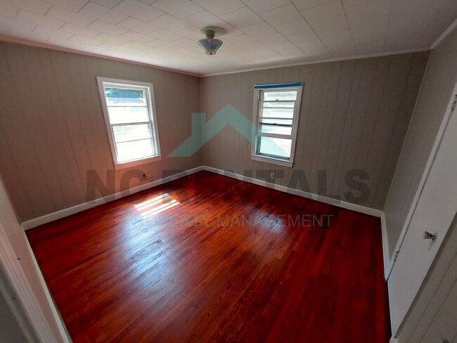 Building Photo - UNDER RENOVATION: 2-Bedrooms and 1-Bathroo...