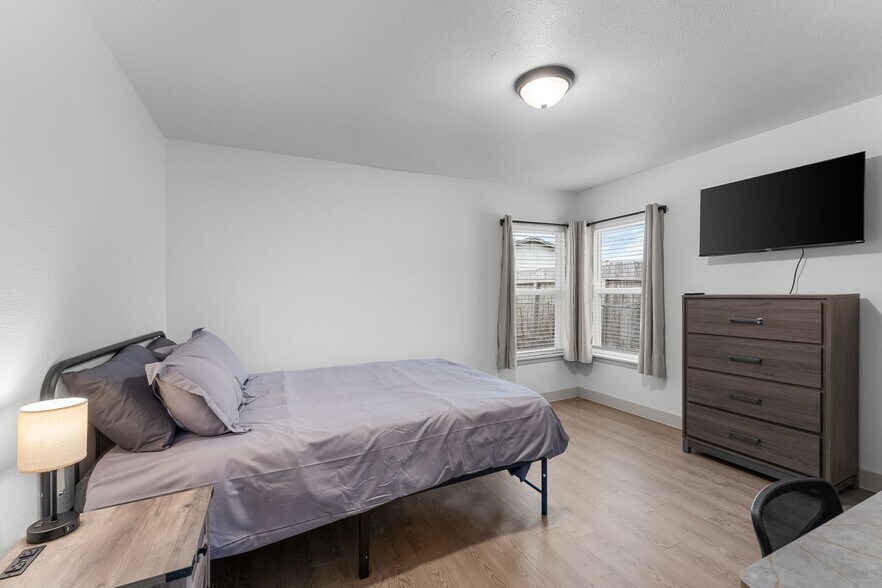 Building Photo - 4222 Sherwood Dr