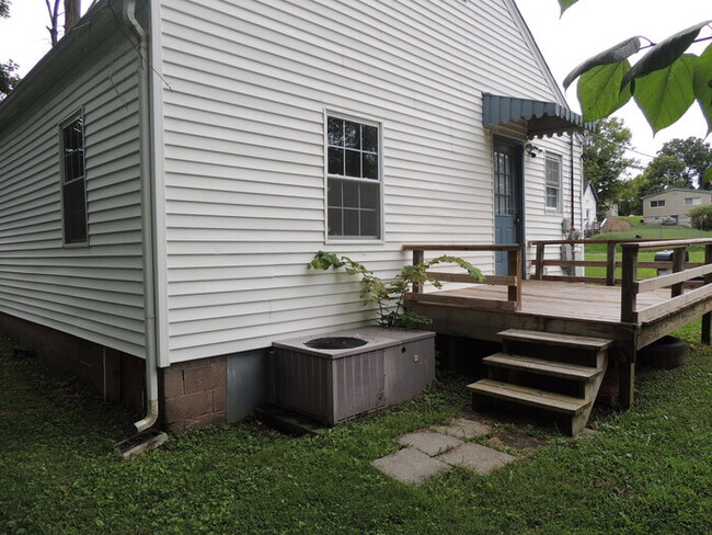 Building Photo - 2 Bed, 1 Bath house w/ large level yard an...