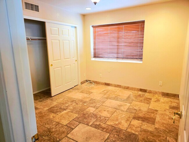 Building Photo - 4 Bed 2.5 Bath- 42nd St & Shea- Pool- Move in special