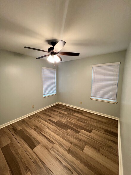 Building Photo - 509 E 7th St