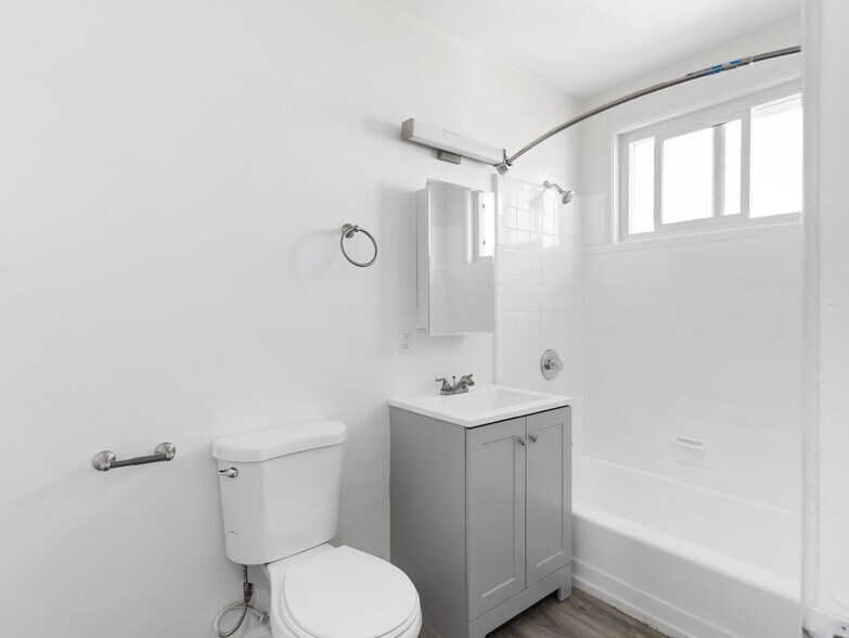 Building Photo - 1577 Pine Ave