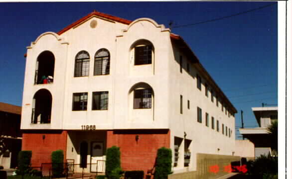 Building Photo - 11962-11968 York Ave