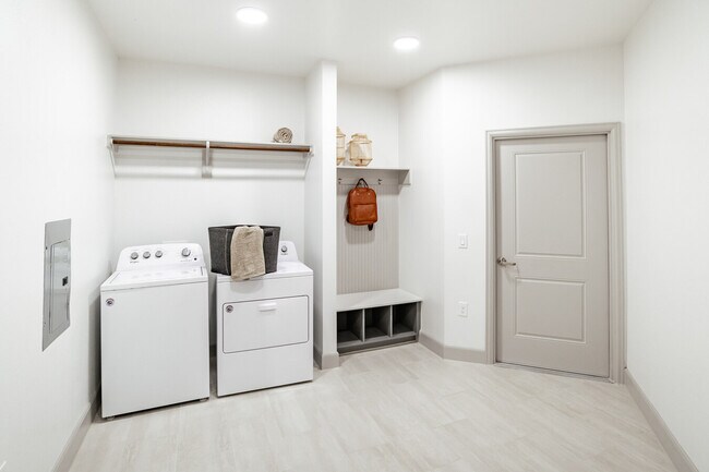Building Photo - Spacious Living with 1 Month Free Rent