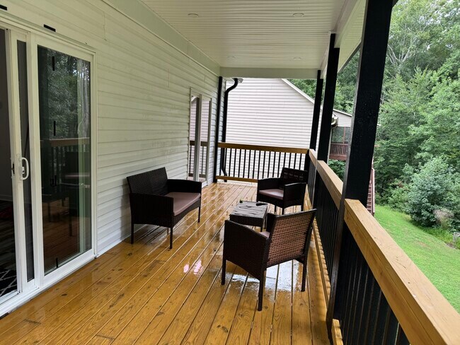 Building Photo - 242 Oakdale Ave