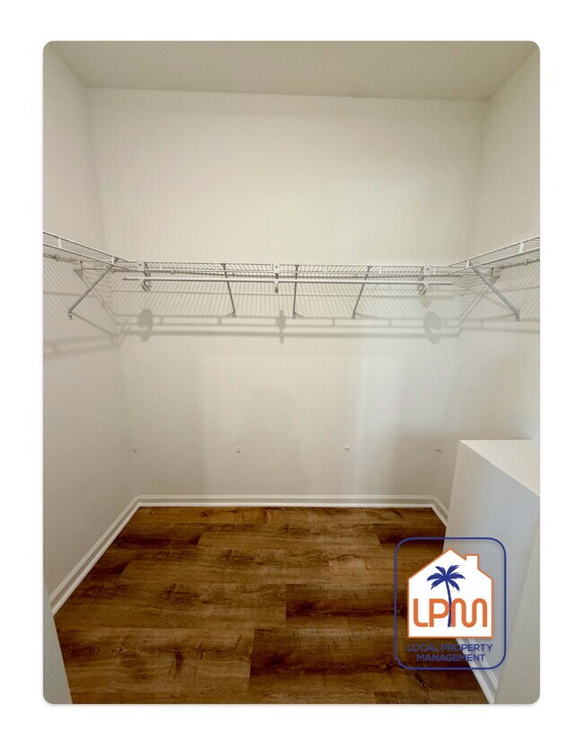 Building Photo - Spacious 3-Bed Retreat with Granite Kitchen & Cozy Fireplace