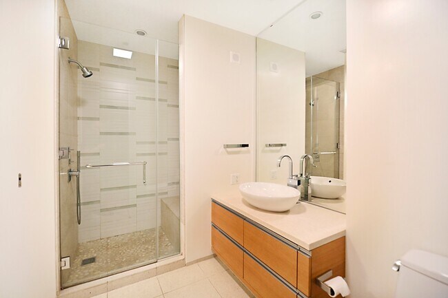 Building Photo - Veer Towers 2210E-CityCenter Views from th...