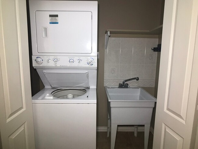 Building Photo - 3Bed/2Bath In Cimarron now Available!