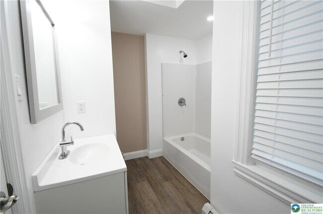 Building Photo - 459 Linden St