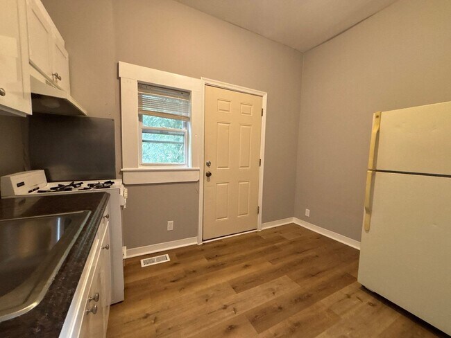 Building Photo - 3012 White Ave