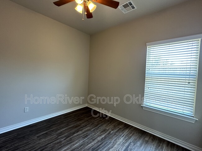 Building Photo - 922 SW 92nd St